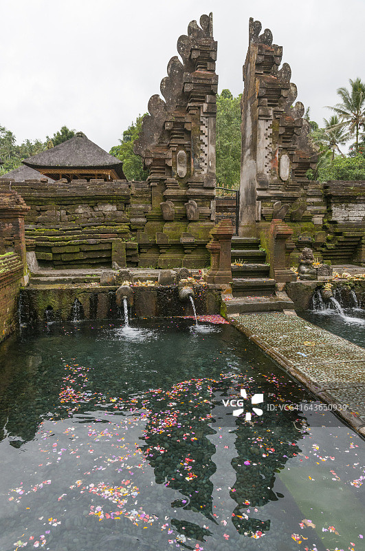 神圣泉水的提尔塔埃普寺庙图片素材