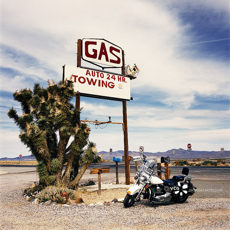 66号公路旁的加油站旁的摩托车图片素材
