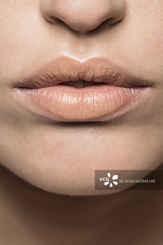 裸色口红的嘴唇特写图片素材