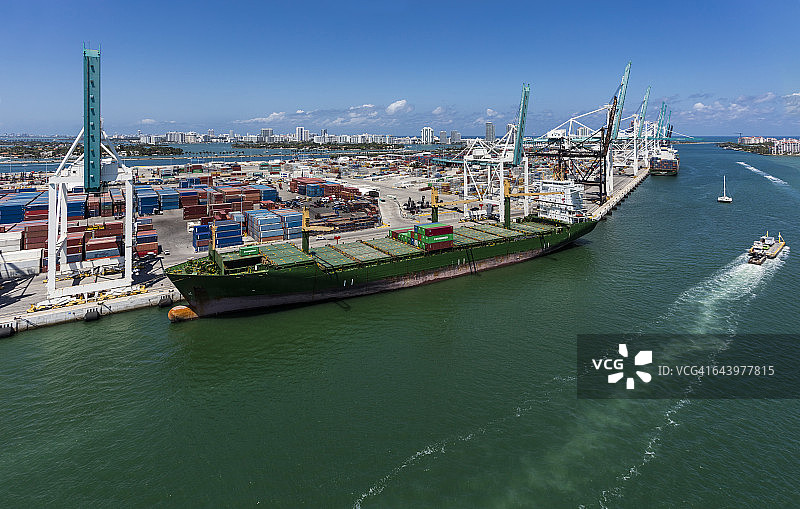 迈阿密道奇岛停靠的航空货轮航拍图片素材