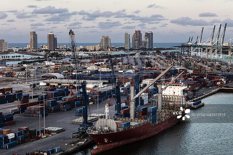 停靠在佛罗里达州迈阿密的货船航拍图片素材