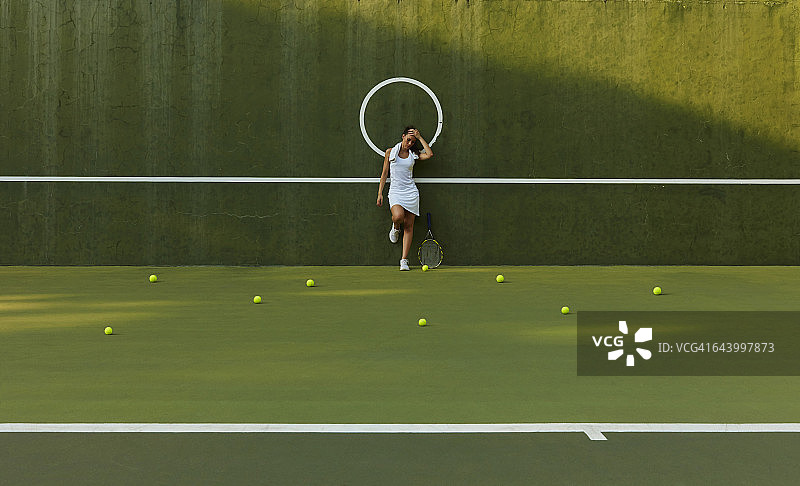 站在网球场上的太平洋岛屿女人图片素材