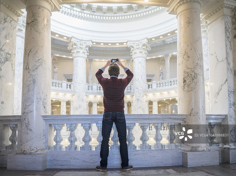 拍摄国会大厦的白人少年图片素材