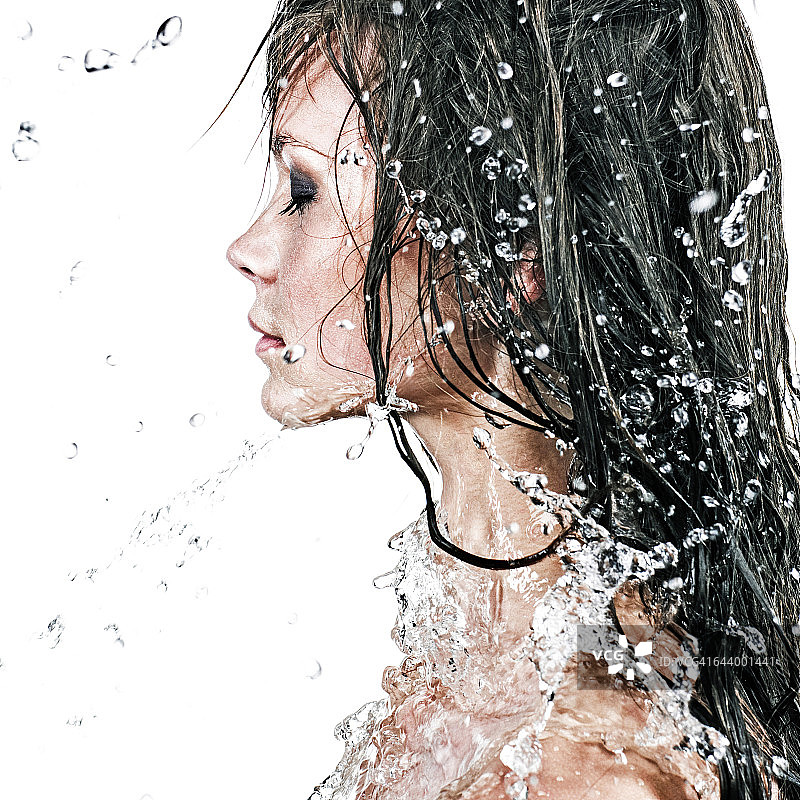 高加索女孩在水中嬉戏的面部图片素材