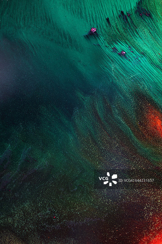 水中如星空般的绿色颜料图片素材