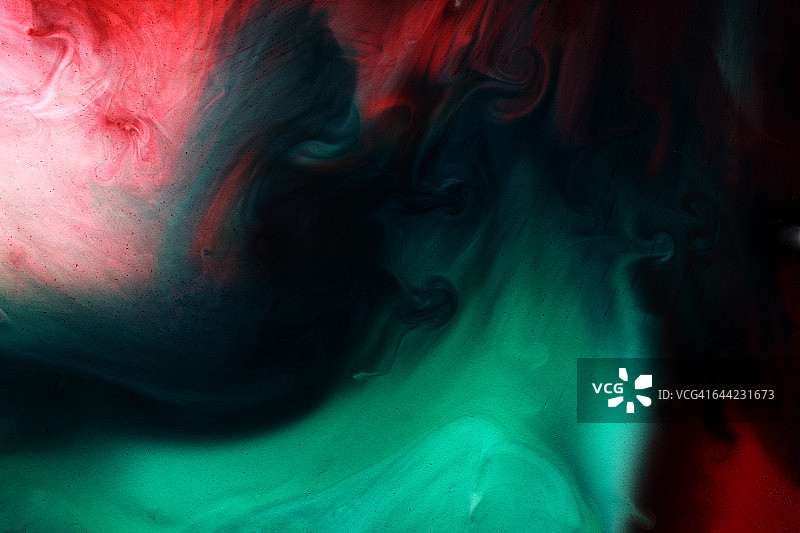 深色液体中爆炸的绿色染料图片素材