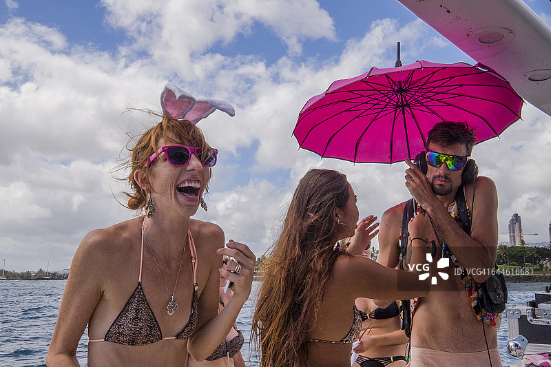 人们在船上聚会图片素材