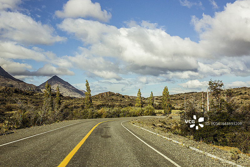 巴塔哥尼亚山脉的公路图片素材