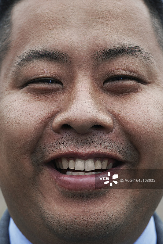 微笑的年轻日本男人头像图片素材