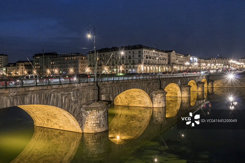 波河上的维托里奥·埃马努埃莱桥图片素材