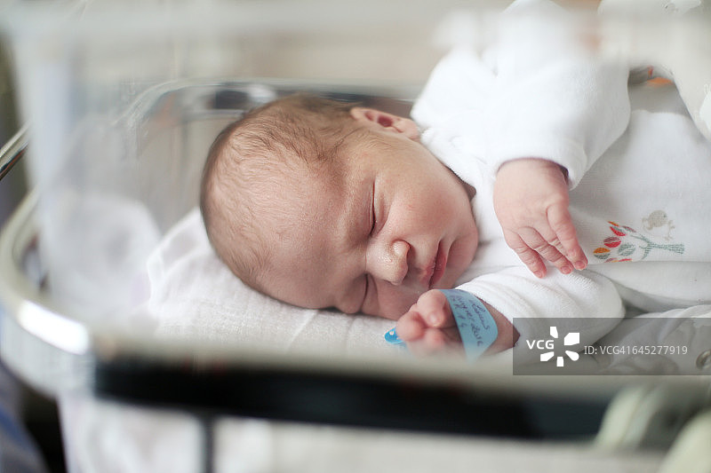 在妇产科病房里睡觉的新生儿图片素材