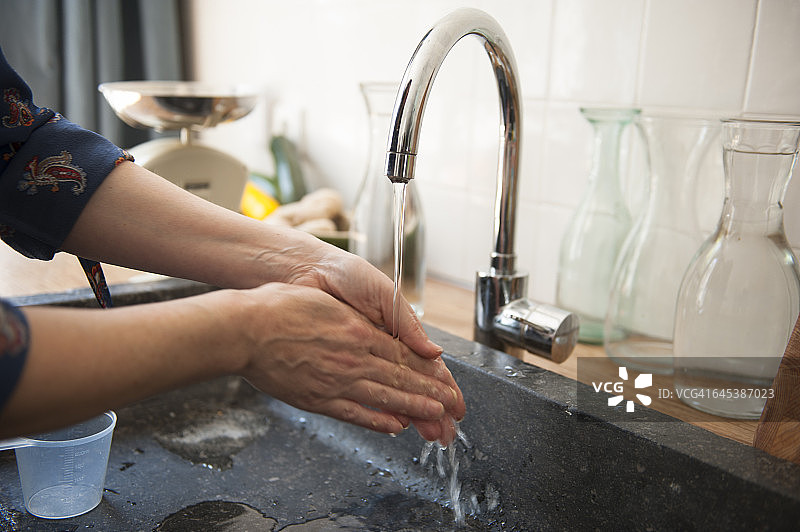 在水龙头下洗手图片素材