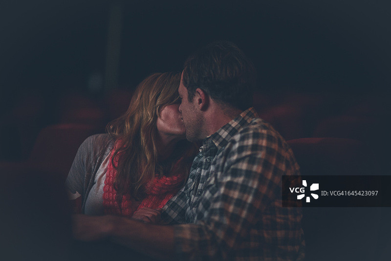 情侣电影院亲吻图片素材