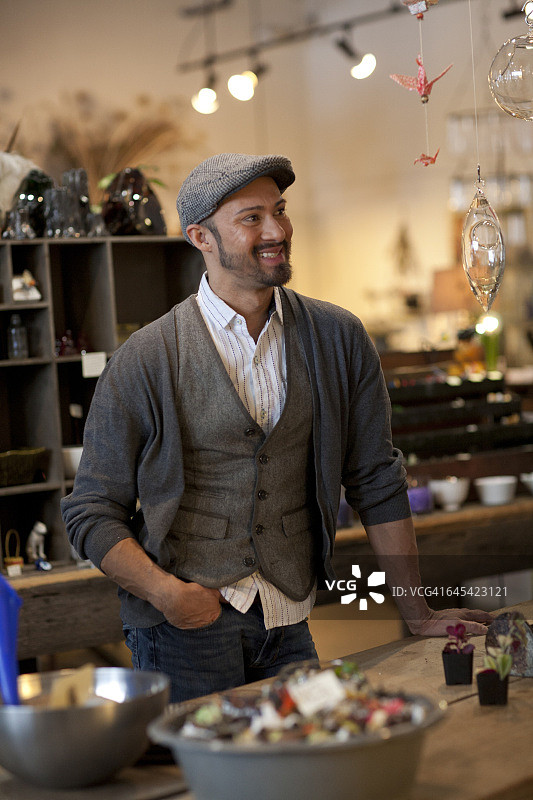 花店里的中年男子图片素材