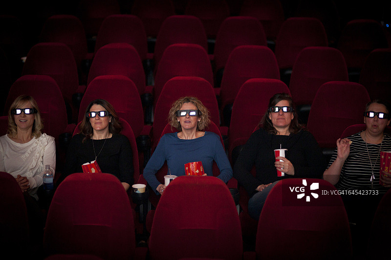 在电影院戴3D眼镜看电影的女性图片素材