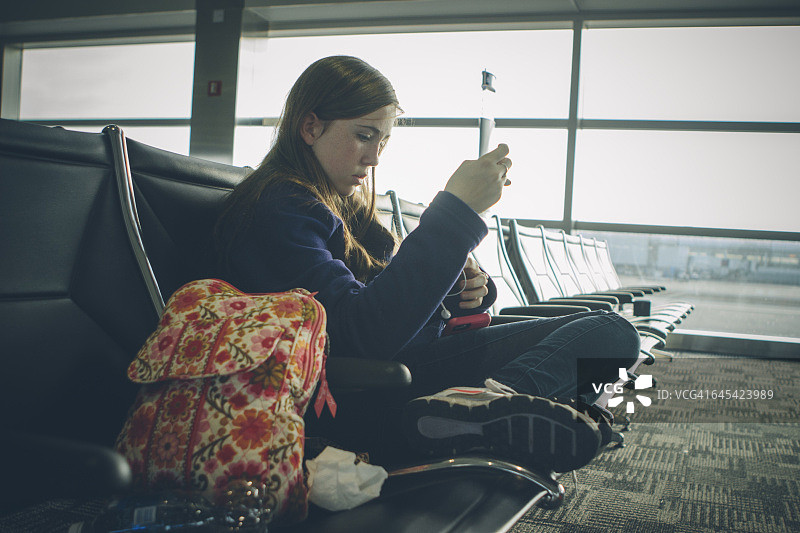在家用手机规划的年长女人图片素材