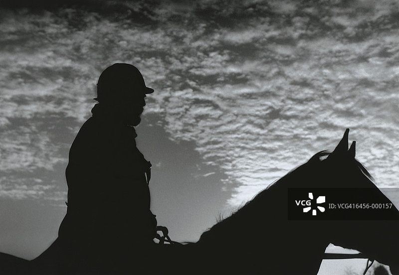 马背上的男人剪影图片素材