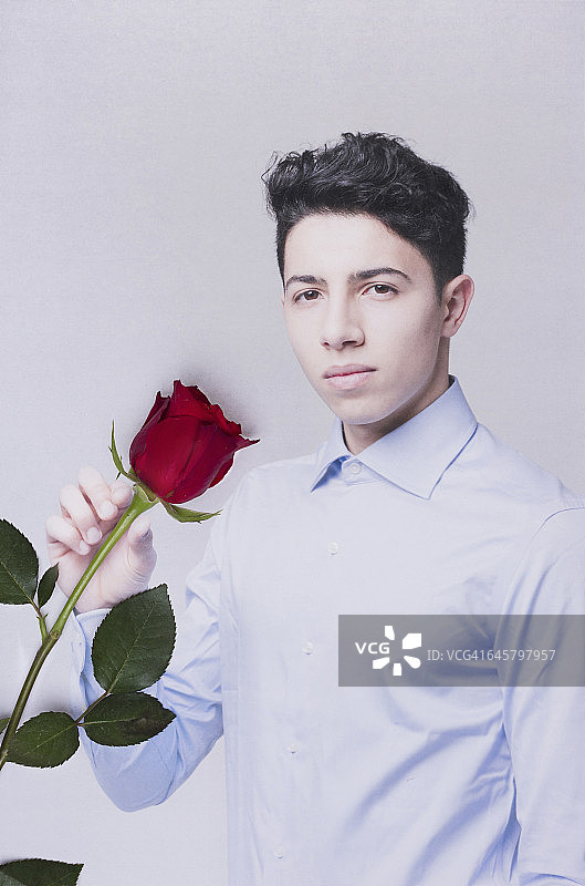 拿着玫瑰花的年轻男人图片素材