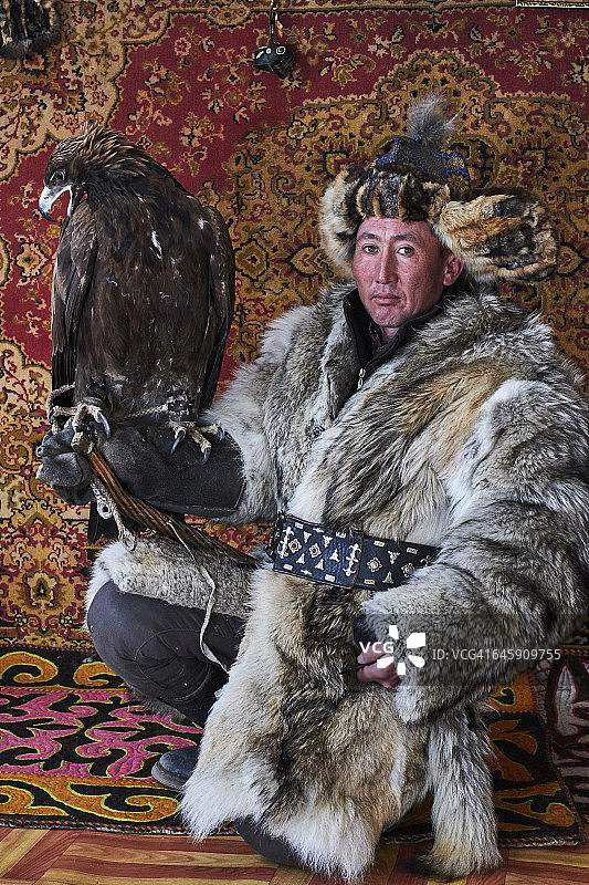 蒙古国巴彦乌列盖省猎鹰人图片素材