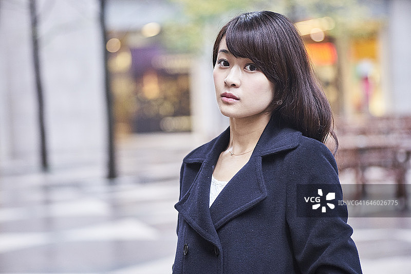 在露台上看到的女人图片素材