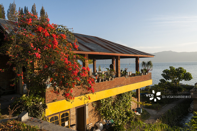 苏门答腊岛的湖畔餐厅图片素材