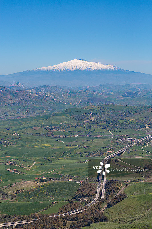 通过埃特纳火山的汽车高速公路图片素材