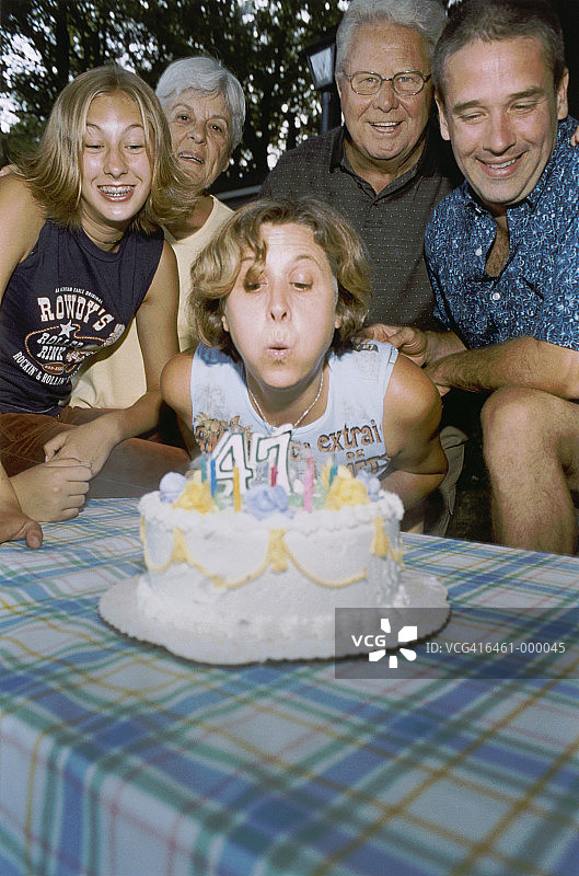 女子吹灭蜡烛图片素材