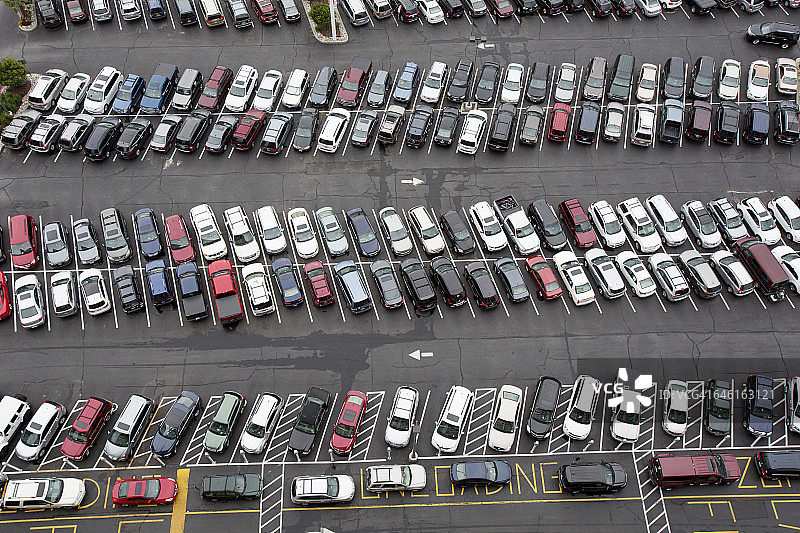 停满车辆的停车场图片素材