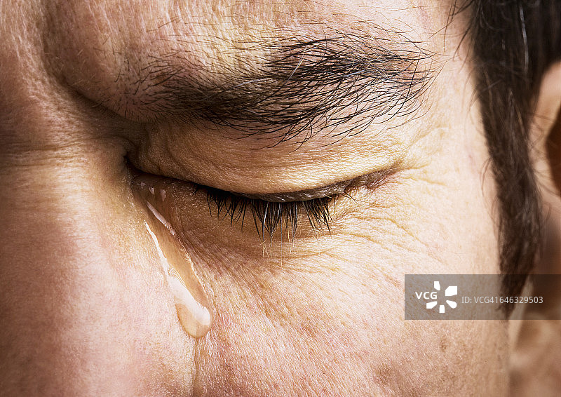 男人哭泣，眼睛和眼泪的特写图片素材