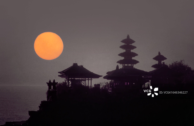 日落时分的海神庙，库塔海滩，巴厘岛图片素材