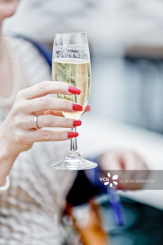 拿着香槟酒杯的富 lady图片素材