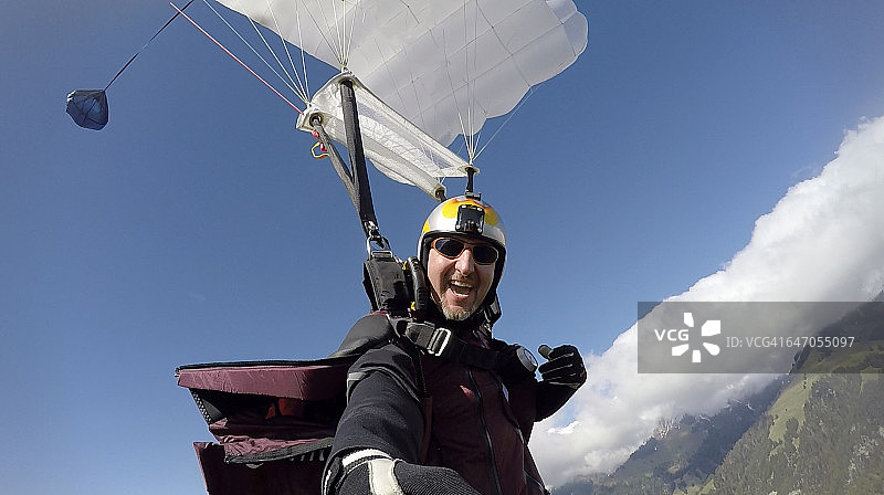 翼装飞行员在空中的自画像图片素材