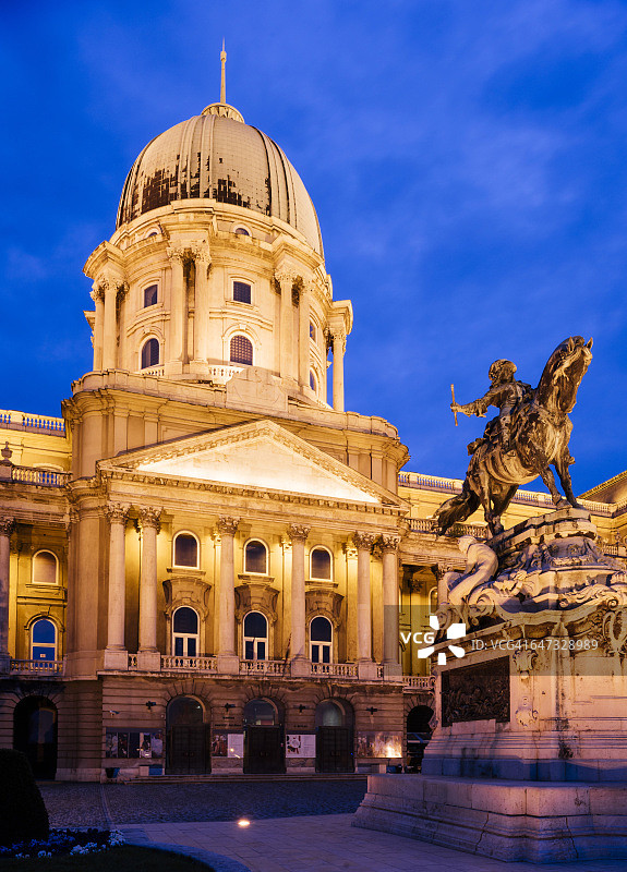 匈牙利布达佩斯皇家宫殿的欧根亲王雕塑图片素材