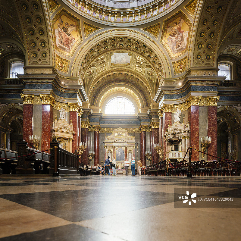 匈牙利布达佩斯圣斯蒂芬大教堂内部图片素材