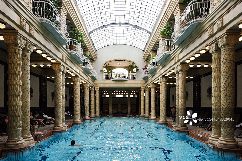 匈牙利布达佩斯盖勒特浴场内部图片素材