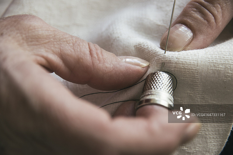 用顶针缝纫的女人图片素材