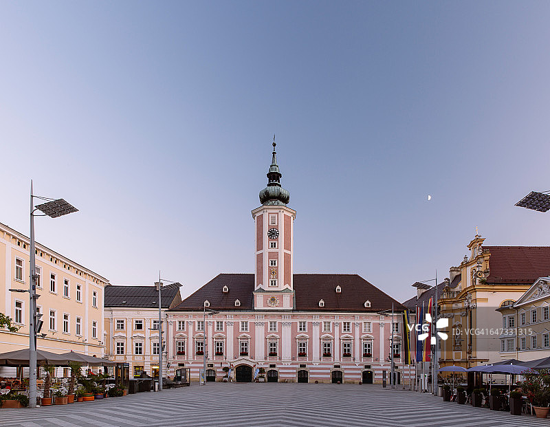 傍晚奥地利下奥地利圣珀尔滕市政厅广场和市政厅图片素材