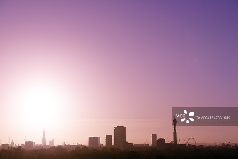 英国伦敦圣保罗大教堂、碎片大厦、BT塔和伦敦眼组成的城市天际线晨曦景色图片素材