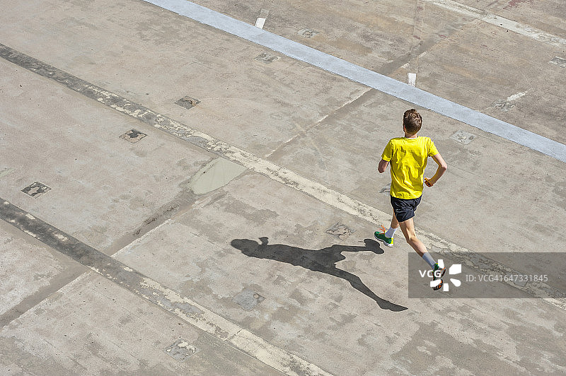 在水泥地上慢跑的年轻人图片素材