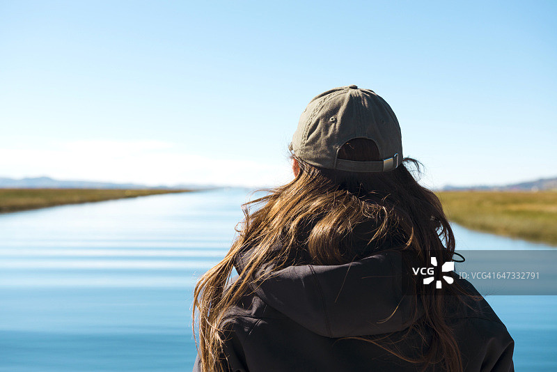 秘鲁普诺，妇女眺望的的喀喀湖图片素材