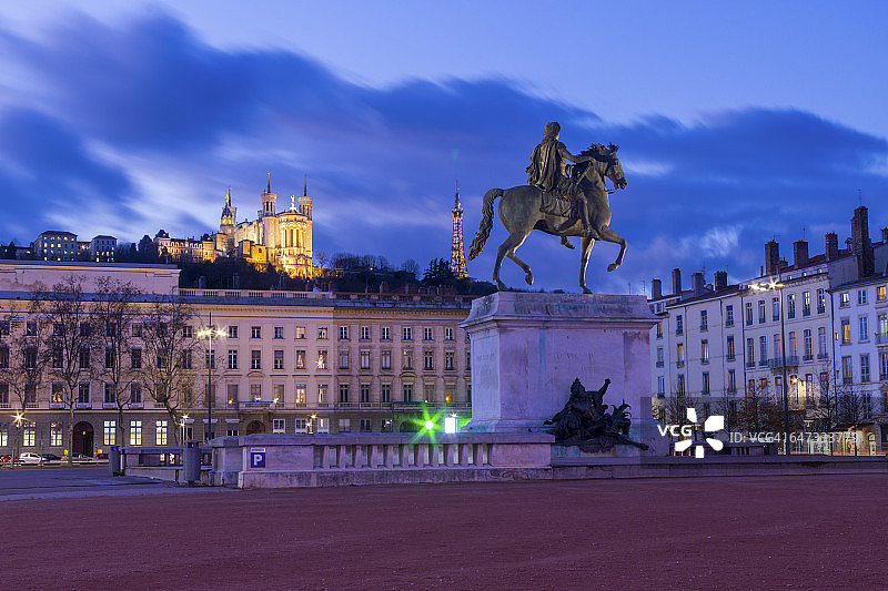 法国里昂贝勒库广场路易十四雕像夜景图片素材
