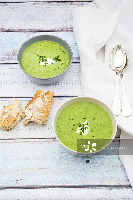 两碗熊蒜汤和白面包图片素材