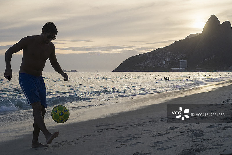 巴西里约热内卢，男子在伊帕内玛海滩玩球图片素材