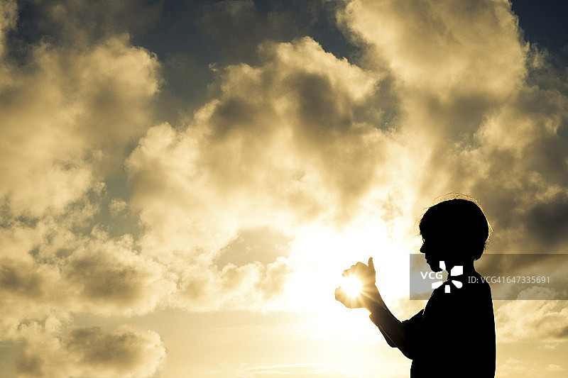 男孩沐浴阳光图片素材