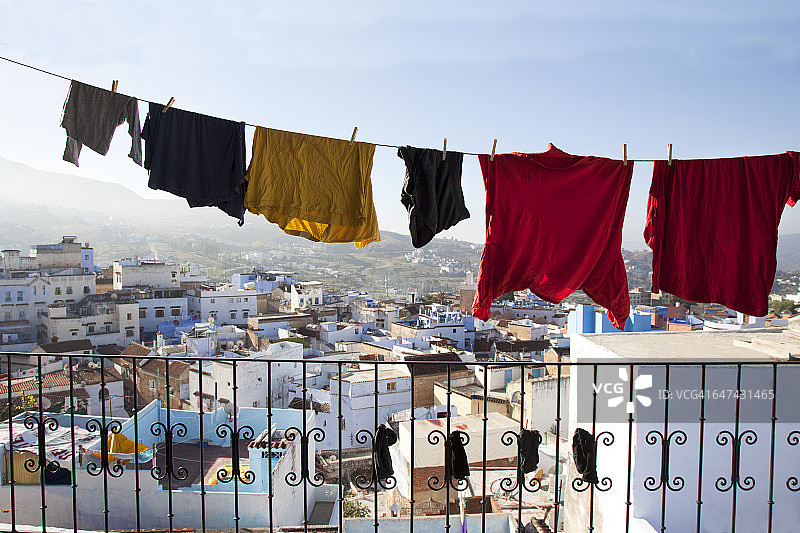 建筑物露台上悬挂的多条晾衣绳图片素材