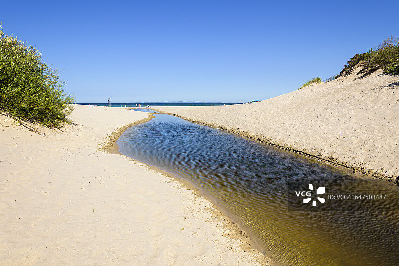 海滩上的小池塘图片素材