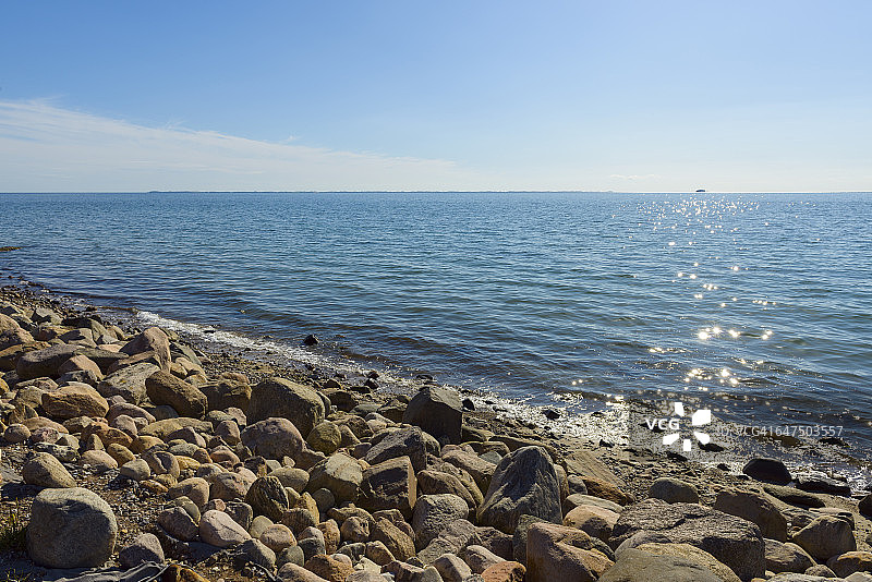 带有石质防波堤的海滩图片素材