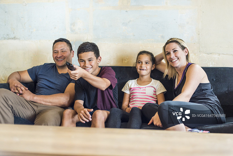 一家人坐在一起看电视图片素材