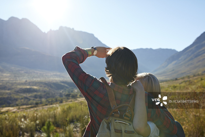 欣赏风景的情侣的后视图图片素材