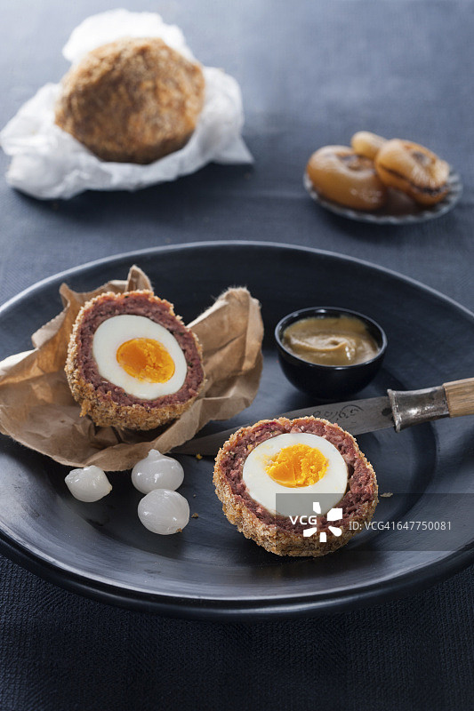 炸苏格兰鸡蛋配腌洋葱图片素材